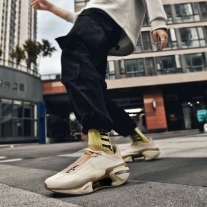 MEN’S BRE: MEN’S BREATHABLE LIGHTWEIGHT CARBON RUNNING SATHABLE LIGHTWEIGHTNEAKERS – High CARBON RUNNING SNEAKERS** – High-performance sport-performance sport shoes with mesh shoes with mesh upper, cushioned upper, cushioned sole & carbon plate sole & carbon plate. Stylish, durable. Stylish, durable & ultra-comfy.