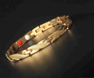 Magnetic Therapy Bracelet Stainless Steel Chain Link Pain Relief Energy Healing Jewelry for Men and Women with Adjustable Size and Stylish Design