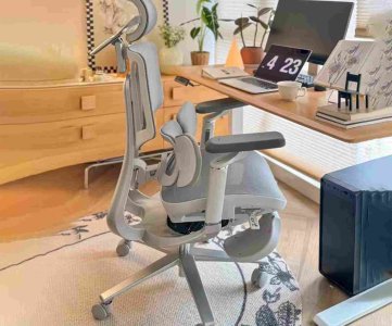 Ergonomic Office Chair – High-Back Mesh Chair with Adjustable Headrest, Armrests, Lumbar Support, Metal Base & Wheels for Work or Study Comfort
