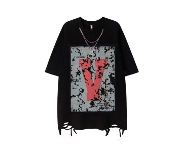 V-Core Distressed Tee – Oversized Black T-Shirt with Red “V” Graphic, Ripped Hem & Chain Styling for Streetwear, Boutique Drops or Editorial Shoots