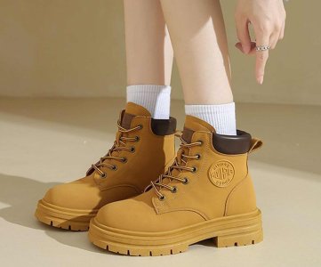 Fashion Sports Shoes – Tan High-Top Boot with Padded Collar, Thick Sole & Embossed Patch for Streetwear, Outdoor Looks or Boutique Drops