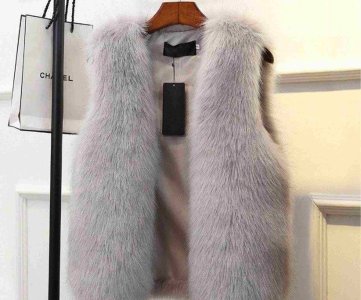 Faux Fur Vest – Sleeveless V-Neck Layer with Plush Texture for Boutique Display, Seasonal Styling or Decorative Casualwear